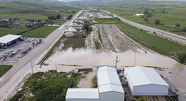Sağanak tarım arazilerini vurdu, yol sel sularıyla kapandı