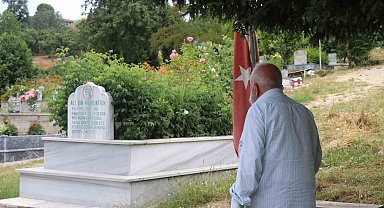 Sahabe oğlunun mezarını buldu, kitaplarını satarak türbeye dönüştürdü