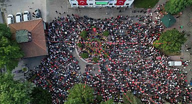 Sakaryalılar kırmızı beyazları giyip dev ekranda milli takım heyecanı yaşadı