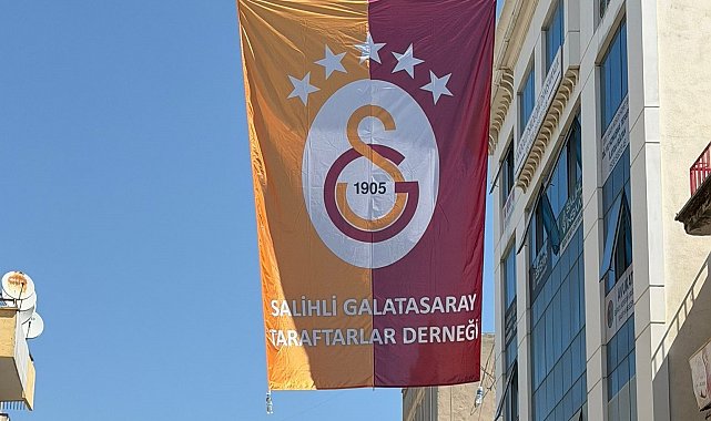 Salihli'de caddelere şampiyon Galatasaray bayrakları asıldı