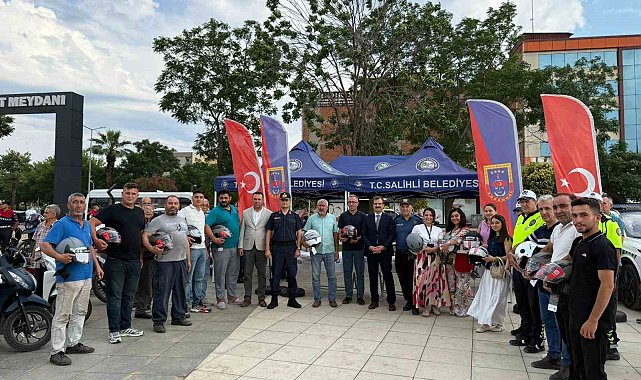 Salihli'de motosiklet sürücülerine kask dağıtıldı