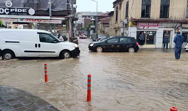 Salihli'yi sağanak vurdu, çok sayıda ev ve iş yeri su altında kaldı