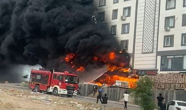 Şanlıurfa'da depoda çıkan yangın binayı sardı