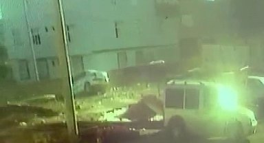 Şanlıurfa'da park halindeki aracın çukura düşmesi kamerada