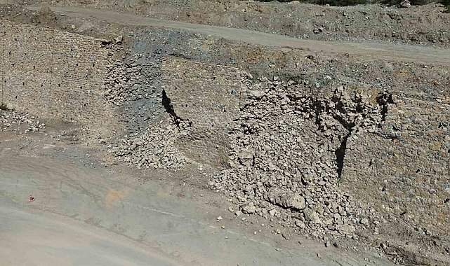 Sarıcakaya yolunun istinat duvarı yıkıldı