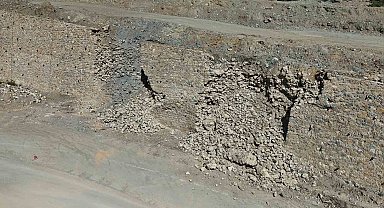 Sarıcakaya yolunun istinat duvarı yıkıldı