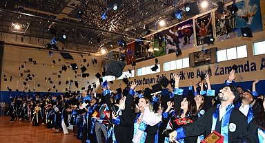 Sarıkamış Spor Bilimleri Fakültesi'nde mezuniyet coşkusu