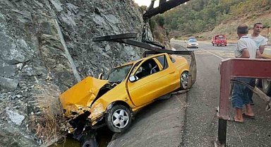 Savrulan otomobil hurdaya döndü, sürücü araçta sıkıştı