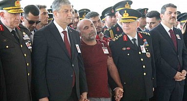 Şehit babası yürekleri dağladı, oğlunun tabutuna koşup öptü