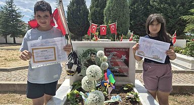 Şehit operatörün çocukları karnelerini babalarının kabrine götürdü