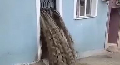 Sel suları evinin içinden geçti: Ölümden döndü