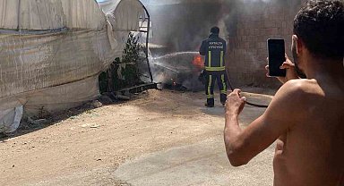 Seraların arasında park halindeki otomobil alev alev yandı