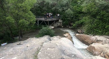 Serinlemek için gölete giren genç boğuldu