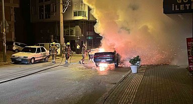 Seyir halindeki araç alevlere teslim oldu, sokak aydınlandı