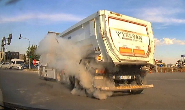 Seyir halindeki kamyonun lastiği patladı