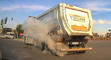 Seyir halindeki kamyonun lastiği patladı