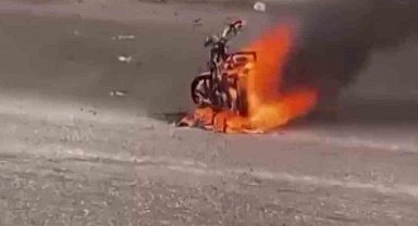 Seyir halindeki motosiklet alevlere teslim oldu