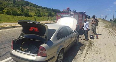 Seyir halindeki otomobil alev aldı