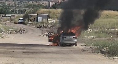 Seyir halindeki otomobil alev topuna döndü