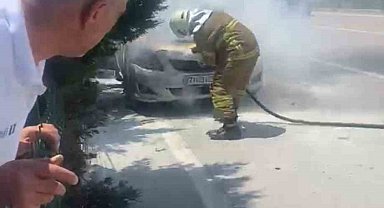 Seyir halindeki otomobilin motor kısmında yangın çıktı