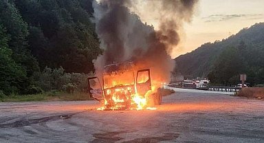 Seyir halindeki tır bir anda alev aldı