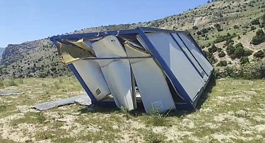 Şiddetli rüzgar konteyneri 100 metre sürükledi