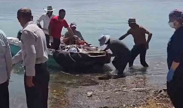 Siirt'te bahçede fenalaşan hasta, tekneyle ambulansa ulaştırıldı