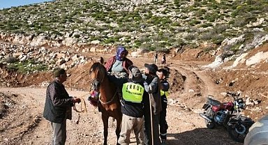 Siirt'te kalp krizi geçiren kadın, katır sırtında sağlık ekiplerine ulaştırıldı