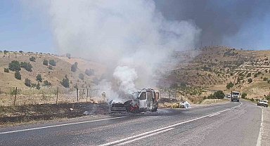 Siirt'te seyir halindeki otomobil alev aldı