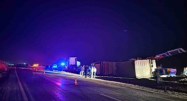 Siirt'te tır devrildi: 3 yaralı