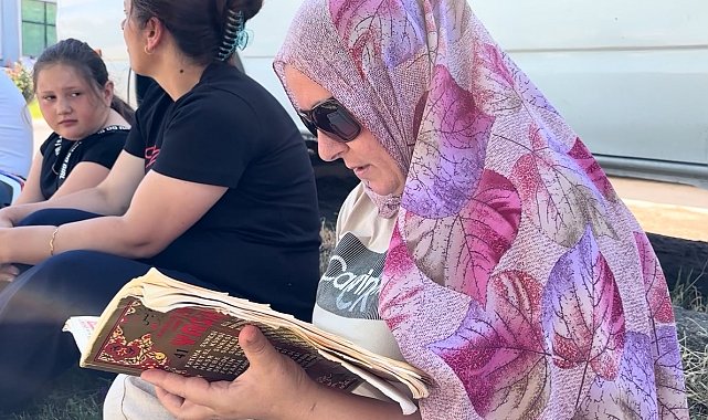 Sınava giren kızını dualarla bekledi