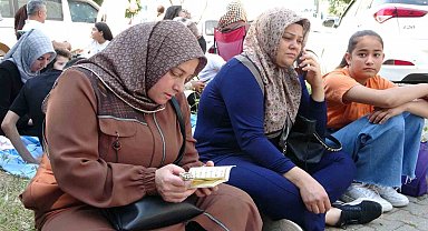 Sınava girmeden dakikalar önce son kez test çözdüler