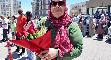 Sınavdan çıkan çocuğunu çiçeklerle karşıladı