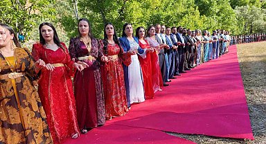Şırnak'ta en uzun halay kuyruğu