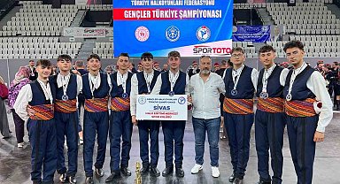 Sivas Halk Oyunları ekibi Türkiye şampiyonu oldu