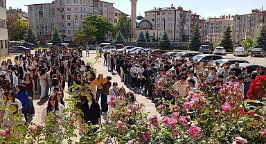 Sivas lisesinin yarım asırlık mezunları yeni mezunlarla kaynaştı