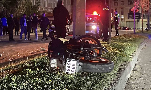 Sivas'ta aydınlatma direğine çarpan motosikletteki 2 kişi yola savruldu: 2 ağır yaralı