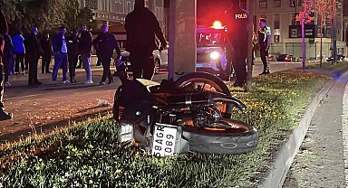 Sivas'ta aydınlatma direğine çarpan motosikletteki 2 kişi yola savruldu: 2 ağır yaralı