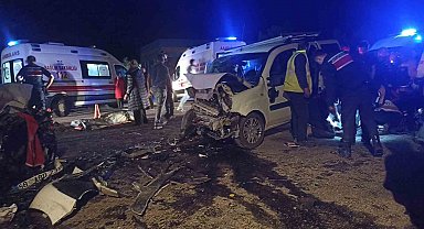 Sivas'ta iki araç kafa kafaya çarpıştı: 1 ölü, 3'ü ağır 7 yaralı