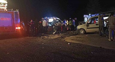 Sivas'ta iki araç kafa kafaya çarpıştı: 4'ü ağır 8 yaralı