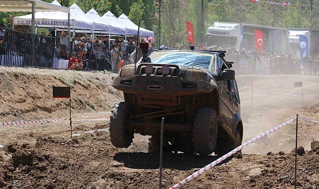 Sivas'ta off road festivalinde takla atan araç yürekleri ağza getirdi