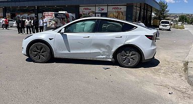 Sivas'ta otomobiller çarpıştı: 3 yaralı