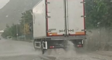 Sivrihisar'da sağanak etkili oldu, sürücüler zor anlar yaşadı