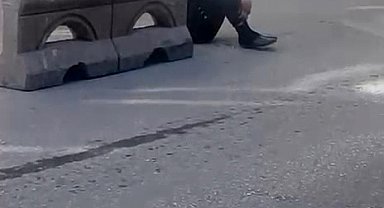 Sokak ortasında hareketsiz duran şahıs tedirginliğe yol açtı