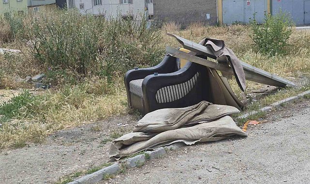 Sorumsuzca çevreye atılan eski ev eşyaları görüntü kirliliğine yol açıyor