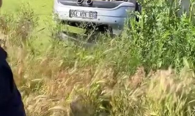 Su dolu drenaj kuyusuna gömülü otomobilden 2 ceset çıktı