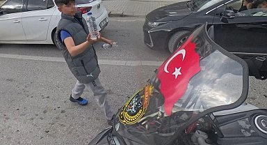 Su satan çocuk, camında Türk bayrağı olan motosikletliye su hediye etmek istedi