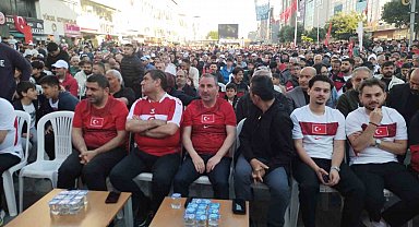 Sultanbeyli Kent Meydanı'nda vatandaşlar milli takım için tek yürek oldular