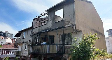 Sultanbeyli'de izolasyon malzemeleri tutuşan çatı alevlere teslim oldu