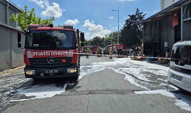Sultangazi'de boyaların depolandığı alanda yangın çıktı